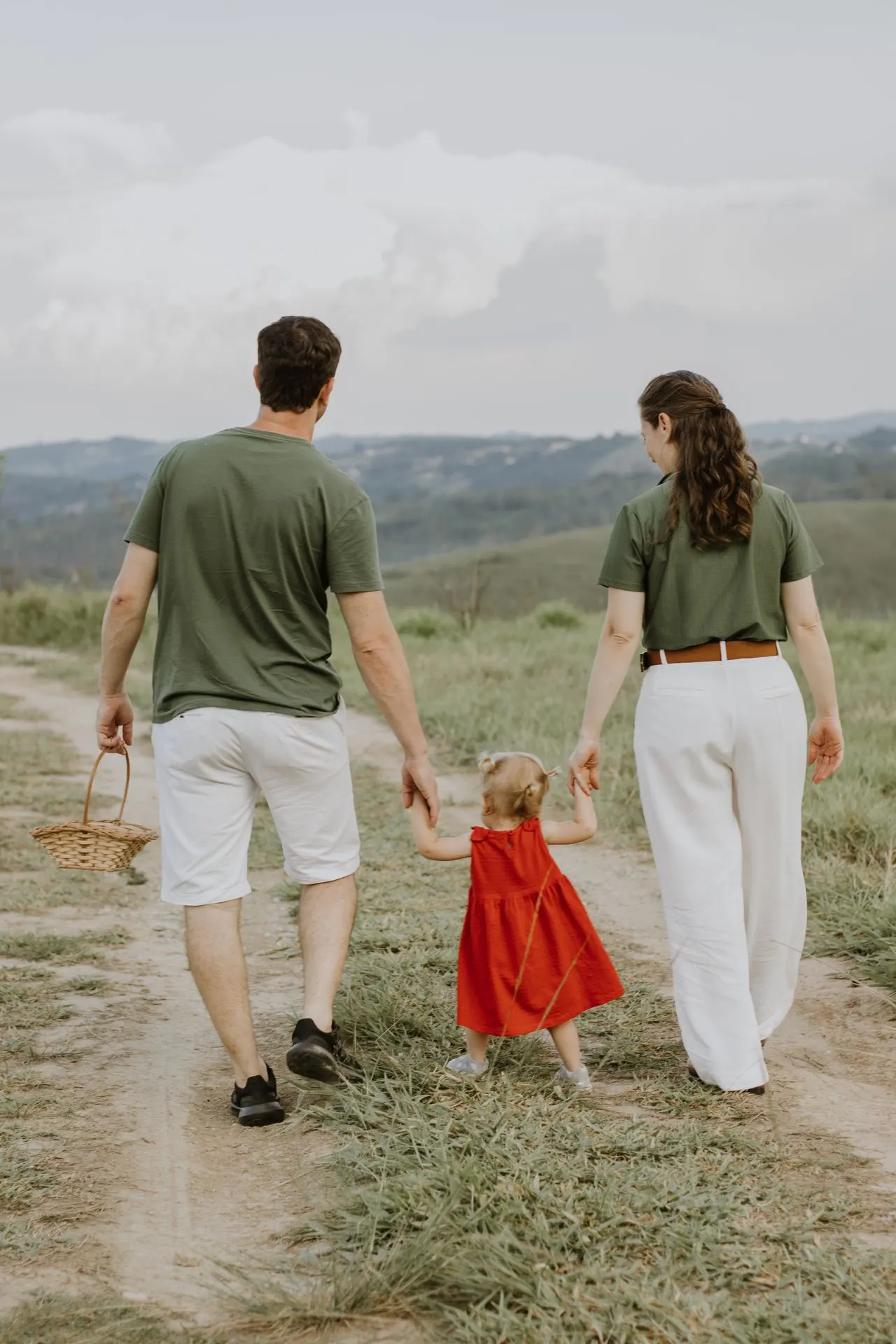 Une famille se promène sur un chemin de campagne