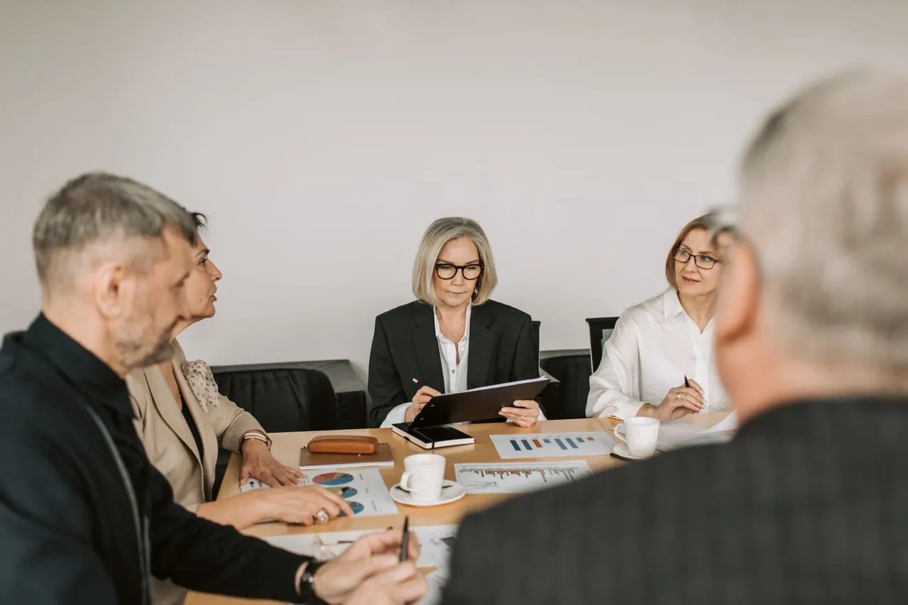 Une réunion de direction autour d'une table