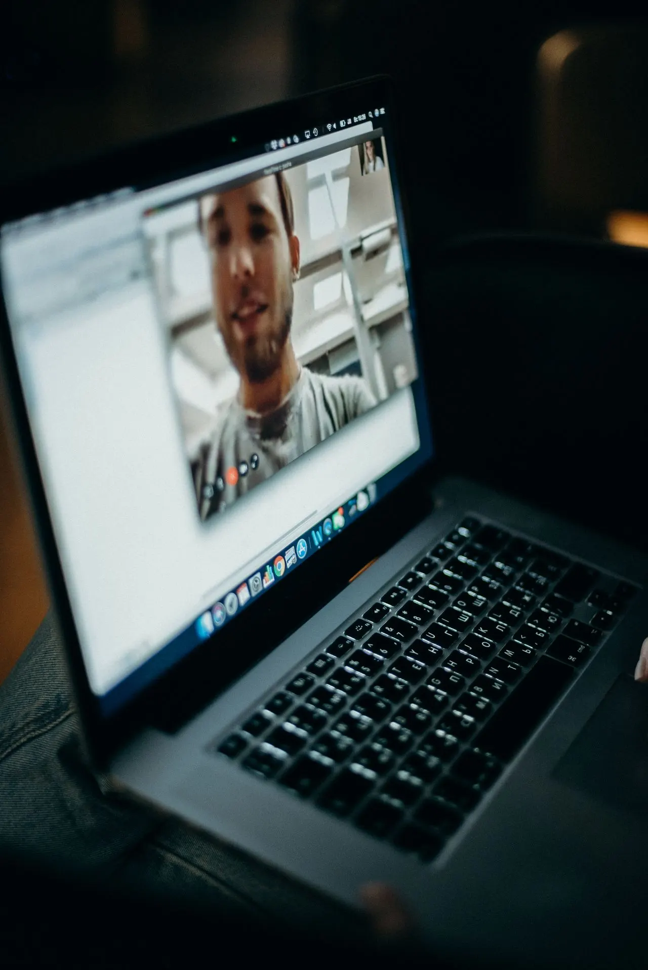 Un échange en visioconférence sur un ordinateur portable